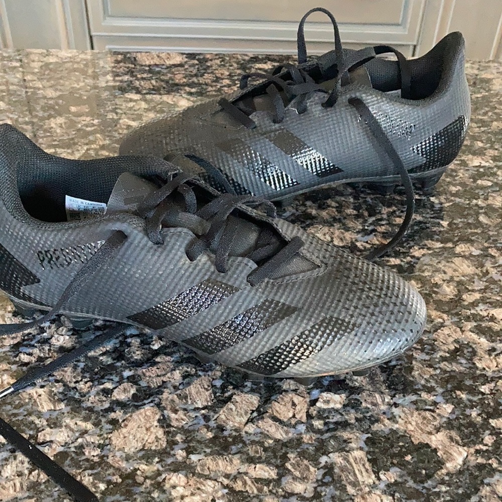 ADIDAS PREDATOR CLEATS SIZE 7.5